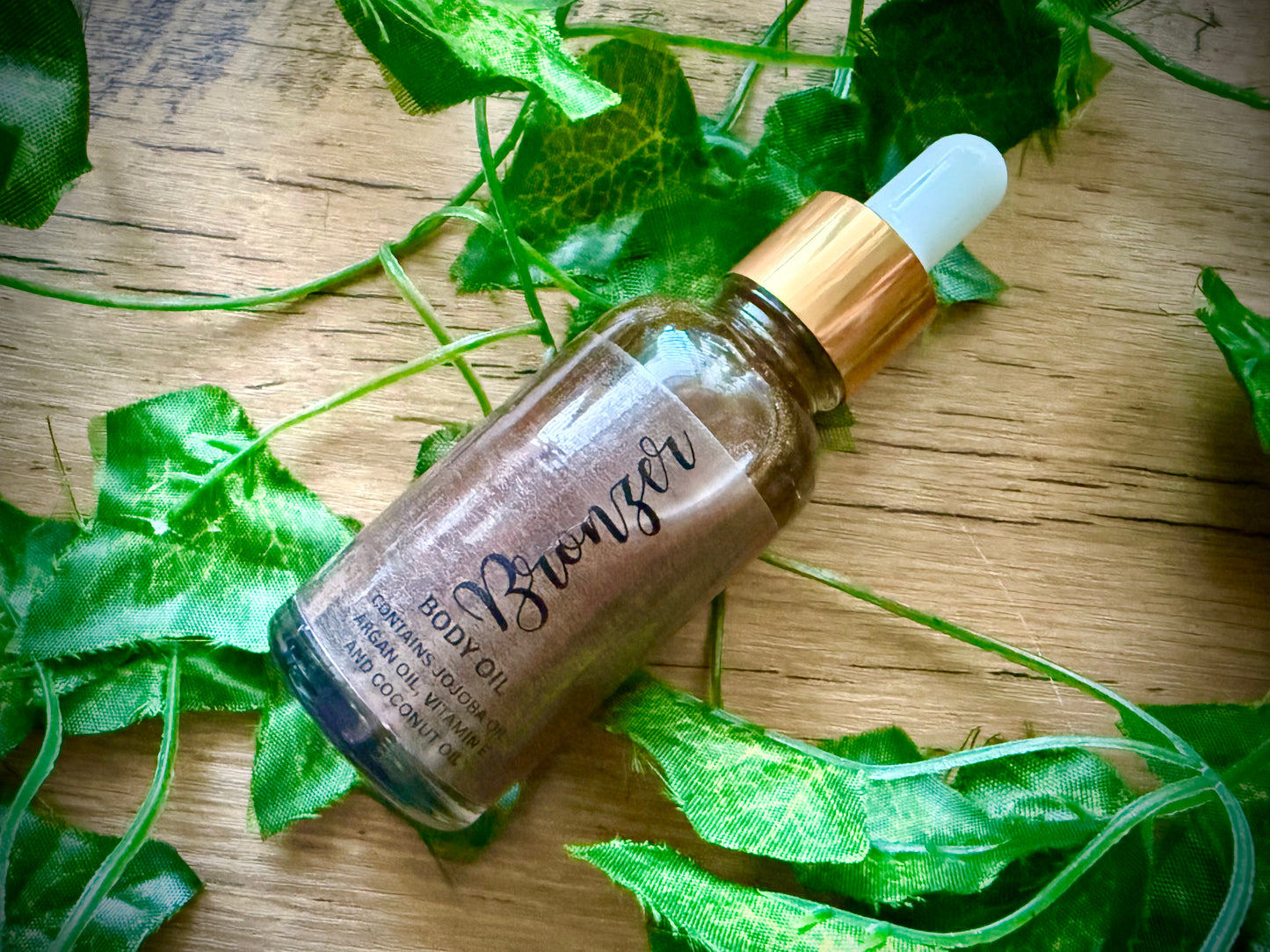 Bronze Body oil with natural oils including coconut oil, argan oil, jojoba oil and vitamin e.