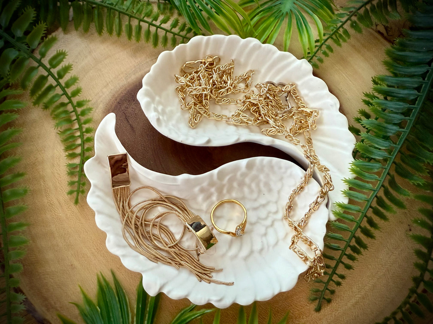 Angel wing set handmade with eco resin. ideal to store small jewelry items or on its own as a decorative piece.