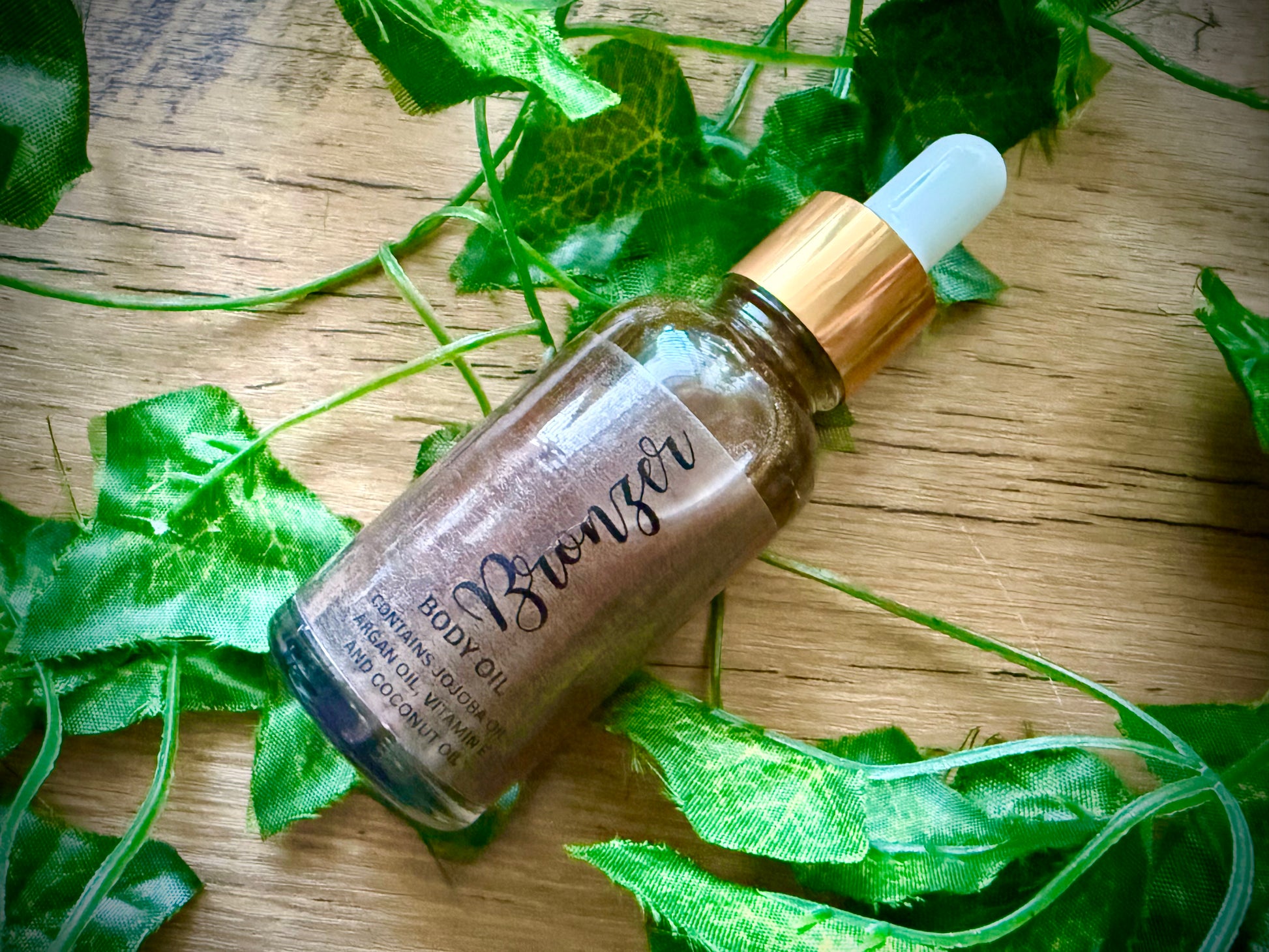 Bronze Body oil with natural oils including  coconut oil, argan oil, jojoba oil and vitamin e. 