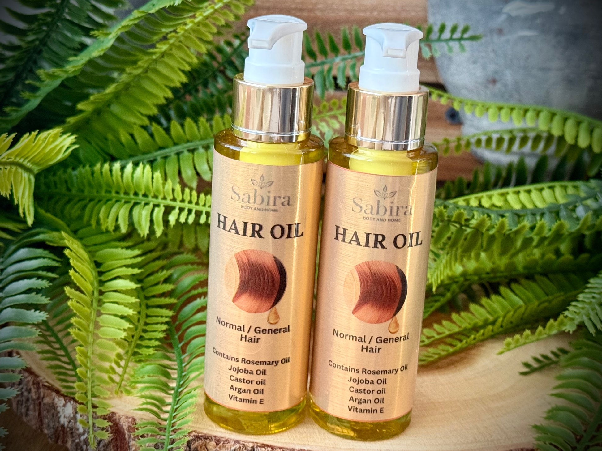 Hair oil with natural oils. Containing Jojoba oil, Castor oil, Argan Oil, vitamin e and Rosemary essential oil.