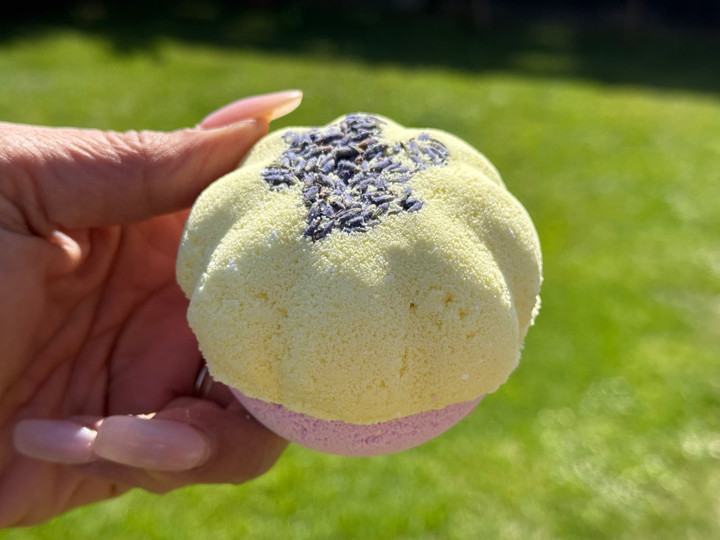 Bath bomb with Lavender and Lemongrass essential oils, kaolin clay and Shea butter. 