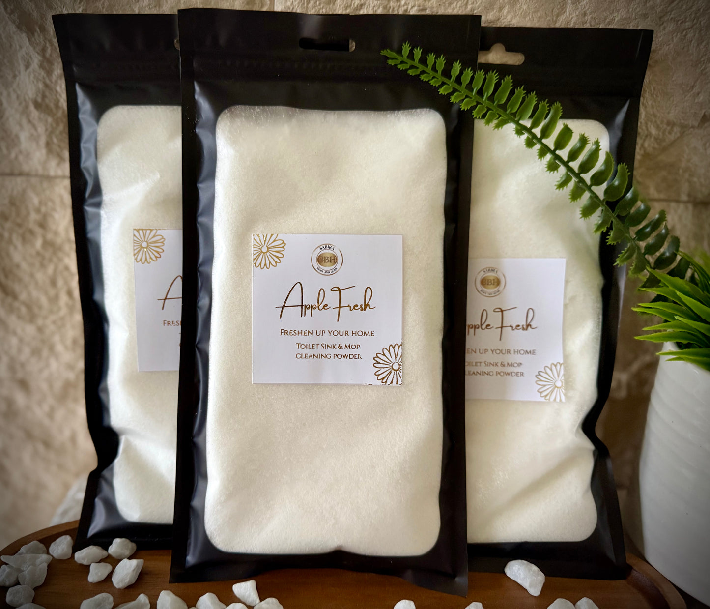 Toilet, mop bucket and sink cleaning powder with a fresh apple fragrance.